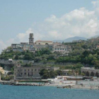 Vista desde el mar de Castellammare di Stabia, un pueblo famoso por sus aguas termales.-Foto: ARCHIVO