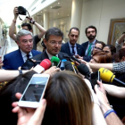 El ministro de Justicia, Rafael Catalá, da explicaciones sobre el mensaje a Ignacio González, el martes en los pasillos del Senado.-DAVID CASTRO
