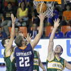 Taylor Coppenrath anota rodeado de jugadores delPeñas de Huesca, el pasado viernes.-SANTI OTERO