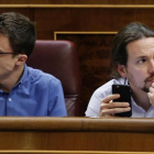 Pablo Iglesias e Íñigo Errejón, en el hemiciclo.-J. M. PRATS