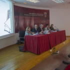 La alumna Teresa Alonso, doctora desde este lunes, presenta la tesis ante su tribunal.-ISRAEL L. MURILLO