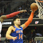 Willy Hernangómez vuela hacia canasta ante los Wizards.-TOMMY GILLIGAN / USA TODAY SPORTS