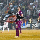 Mitrovic recoge la bandera que colgaba del dron que sobrevoló el estadio del Partizán.-Foto: EFE / SRDJAN SUKI