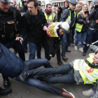 La policía británica y otros manifestantes separan a un partidario y un detractor del brexit en una marcha en Londres.-DANIEL LEAL-OLIVAS (AFP)