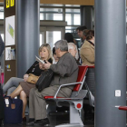 Viajeros en la sala de espera del aeropuerto burgalés de Villafría.-RAÚL G. OCHOA