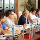 Imagen de la reunión de ayer con Nacho San Millán en el centro.-@FCyLF