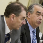 Miguel Ángel Benavente y Fernando Andrés, miembros de la directiva del CB Tizona, durante una intervención.-SANTI OTERO