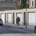 La calle San Pedro de Cardeña en las cercanías de Las Veguillas reúne varios accesos para vehículos con rebaje de la acera.-SANTI OTERO