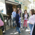 Luz Martínez con Esther Peña y Ander Gil en su visita ayer a Burgos.-RAÚL G. OCHOA