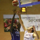Gana Ndiaye lanza a canasta por encima de Txomin López (Grupo De Santiago).-RAÚL OCHOA