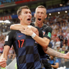 El delantero croata Mario Mandzukic (i) celebra con el delantero croata Ivan Perisic (d) tras marcar el 2-1.-EFE