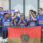 Jesús Martínez, presidente del CB Miraflores, celebra con los jugadores el ascenso a ACB, el pasado sábado.-SANTI OTERO