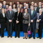 Foto de familia de los premiados junto a  doña Sofía, Juan Vicente Herrera, María José Salgueiro, Araceli Pereda y Javier Lacalle.-RAÚL G. OCHOA