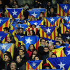 Cientos de 'estelades' en el estadio Lluís Companys de Barcelona, el pasado 30 de diciembre.-Manu Fernandez / AP