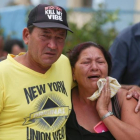 Familiares de las víctimas del accidente de avión en Cuba.-/ REUTERS / ALEXANDRE MENEGHINI