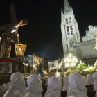 La belleza gótica de la Catedral enmarcó el encuentro entre madre e hijo en la plaza del Rey San Fernando.-Raúl Ochoa