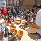 El alfarero atrajo la mirada de grandes y pequeños durante la mañana en la plaza de la Cecina, donde instaló su torno.-Raúl Ochoa