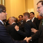 Puigdemont y Rajoy se saludan en el acto de inauguración de una exposición sobre Joan Miró en Oporto, el pasado septiembre.-ARCHIVO / JORDI BEDMAR