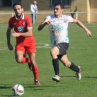 Bruju persigue en balón en carrera con un defensor del Santa Marta en el duelo de ayer en Pallafría-Israel L. Murillo