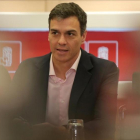 Pedro Sánchez encabeza la reunión permanente del PSOE en Ferraz-/ JOSÉ LUIS ROCA