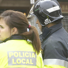 Una policia local y un bombero, durante una intervención.-ISRAEL L. MURILLO
