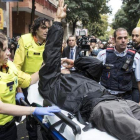 Roger Español es trasladado a un hospital tras recibir el impacto de una pelota de goma durante las cargas de la Policía Nacional en el colegio Ramon Llull durante el referendum del 1-O.-FERRAN NADEU