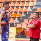 Huskic charla con Epi antes de iniciar su primer entrenamiento de la temporada, ayer, en El Plantío.-SANTI OTERO