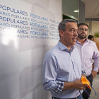 El presidente del PP, Antolín Sanz, junto al presidente de la Diputación de Ávila, Jesús Manuel Sánchez Cabrera antes de la reunión.-Ical