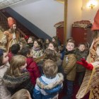 Un grupo de niños visitaba ayer a los emisarios reales para explicarles sus ilusiones de cara a la noche de Reyes.-ISRAEL L. MURILLO