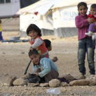 Varios niños sirios refugiados de la guerra juegan en el campo de refugiados de Mafraq, Jordania, el pasado 15 de diciembre.-Foto: EFE/ Archivo