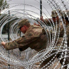 Soldados estadounidenses instalan concertinas en Laredo, Texas.-AFP / THOMAS WATKINS