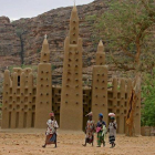 Varias mujeres pasan frente a una mezquita en una aldea dogon, en el centro de Mali.-ARCHIVO (EPA)