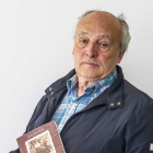 Miguel Ángel Velasco con un ejemplar de su nuevo libro.-SANTI OTERO