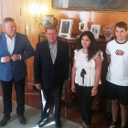 Rico (centro) y Rodríguez (izq) charlaron ayer un rato con los cinco alumnos que en septiembre viajarán a Italia.-ECB