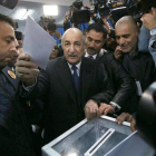Abdelmaldjid Tebboune, este jueves, mientras votaba en su colegio electoral.-EFE
