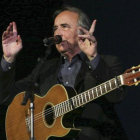 Joan Manuel Serrat, narrando anécdotas y vivencias, durante su actuación.-JOSEP GARCIA