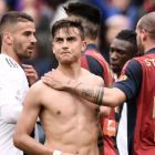Sturaro, del Genoa, cosnuela a Dybala tras el partido.-EL PERIÓDICO