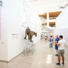 Turistas en el Museo de la Evolución este verano. Es la zona de acceso a las pastillas en cuyo interior se recrean los yacimientos y se exponen más de 200 fósiles originales de Atapuerca. SANTI OTERO