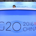 Un voluntario atiende a periodistas en el centro de prensa de la Cumbre del G20 en Hangzhou (China).-HOW HWEE YOUNG / EFE
