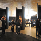 Visitantes en el Museo de la Evolución en la zona de las reproducciones hiperrealistas de los homínidos más importantes de la evolución.