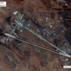 Fotografía cedida por el Departamento de Defensa de los Estados Unidos que muestra una vista aérea del aeropuerto al-Shayrat hoy,-EFE
