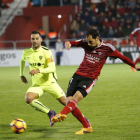 Álex Ortiz, autor del gol del empate en la tarde de ayer, golpea el balón en presencia de un jugador del Almería.-LFP
