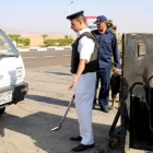 Agentes policiales egipcios inspeccionan los vehículos que se acercan al aeropuerto de Sharm el-Sheikh, esta pasada semana.-REUTERS / ASMAA WAGUIH