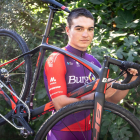 Carlos Canal posa con su bicicleta de ciclocross y con la equipación del Burgos BH.-