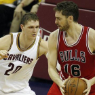 Pau Gasol trata de deshacerse de Timofey Mozgov, en el primer partido de semifinales que ha enfrentado a los Bulls y los Cavaliers en Cleveland.-Foto:   EFE / DAVID MAXWELL