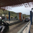 Vigilancia policial y acciones de los CDR en la C-32 y la AP-7, ayer y el domingo.-CDR / ACN (JULIA PÉREZ) / EFE (TONI ALBIR)