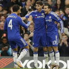 Cesc va a felicitar a Pedro tras marcar ante el Sunderland.-AP / MATT DUNHAM
