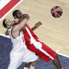 Felipe Reyes (i) lucha el balón con Bryant Dunston.-EFE
