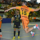 Roberto Sánchez se dispone a lanzar a portería.-ALBERTO CALVO