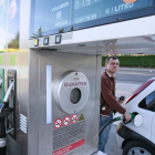 Un hombre echa gasolina en su vehículo.-RAÚL G. OCHOA